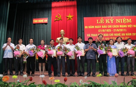 Nghệ An trao thưởng giải báo chí năm 2010 - 6