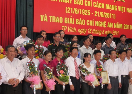 Nghệ An trao thưởng giải báo chí năm 2010 - 8