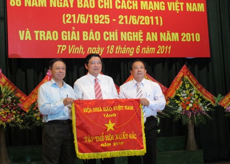 Nghệ An trao thưởng giải báo chí năm 2010 - 3