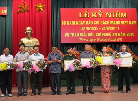 Nghệ An trao thưởng giải báo chí năm 2010 - 4