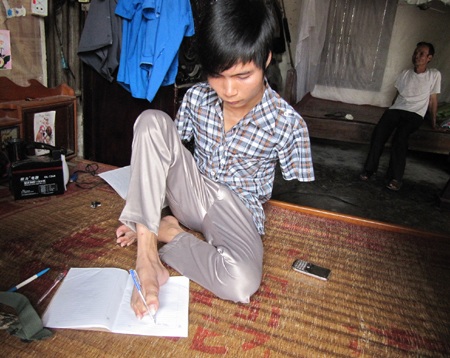 “Thí sinh viết bài thi bằng chân” đỗ tốt nghiệp với 38 điểm - 2