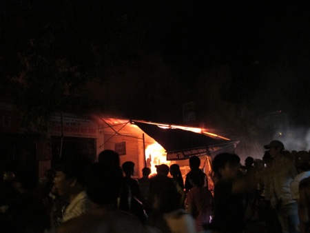 Cháy lớn tại chợ Vinh, hàng trăm ki ốt bị thiêu rụi - 15