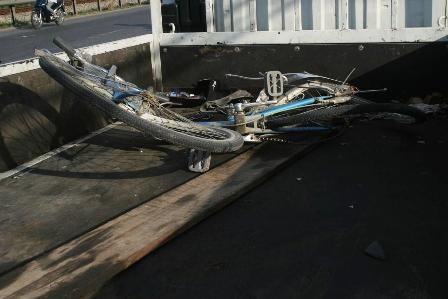 Học sinh đi ôn thi đại học bị xe cán chết - 2