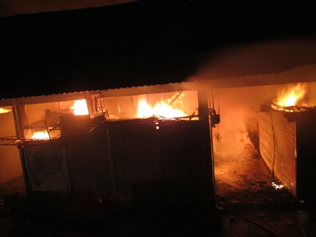 Cháy lớn tại chợ Vinh, hàng trăm ki ốt bị thiêu rụi - 2