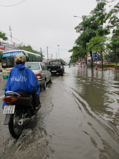 3 tàu bị sóng đánh chìm trên đường đi tránh bão - 2
