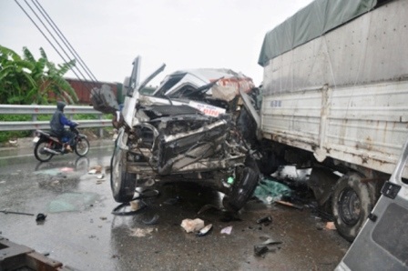 Xe tải đấu đầu xe khách, 7 người nguy kịch - 1 Xe tải đấu đầu xe khách, 7 người nguy kịch - 1