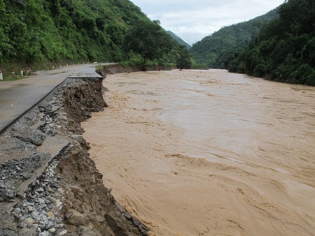 Kinh hoàng sông "nuốt" quốc lộ - 18