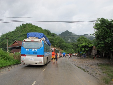 Kinh hoàng sông "nuốt" quốc lộ - 19
