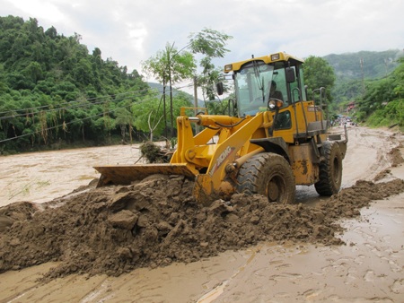 Kinh hoàng sông "nuốt" quốc lộ - 2