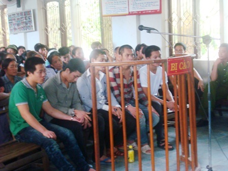 “Xin tiền” uống rượu, lĩnh gần 200 tháng tù - 1