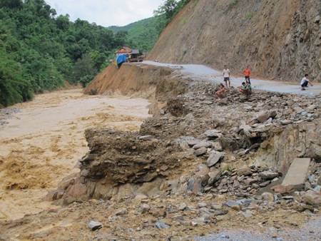 Sau lũ, đường lên Tương Dương tiềm ẩn nguy cơ  - 6