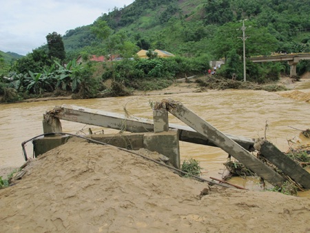 Cận cảnh Yên Tĩnh tan hoang sau cơn lũ  - 18