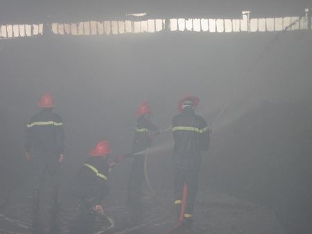 Nghệ An: Lại xảy ra cháy tại khu công nghiệp - 1