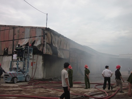 Nghệ An: Lại xảy ra cháy tại khu công nghiệp - 3