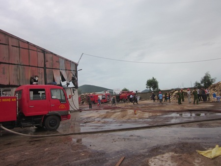 Nghệ An: Lại xảy ra cháy tại khu công nghiệp - 5