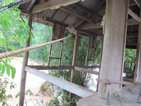 Lũ đi qua, 3 xã vẫn bị cô lập - 1