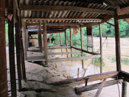 Lũ đi qua, 3 xã vẫn bị cô lập - 2