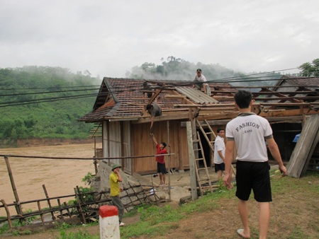 Lũ đi qua, 3 xã vẫn bị cô lập - 5