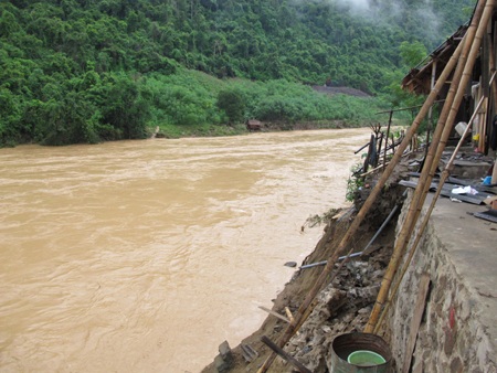 Lũ đi qua, 3 xã vẫn bị cô lập - 4