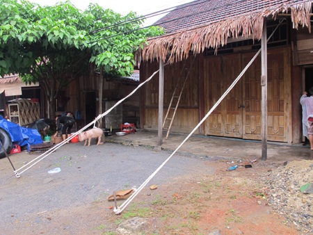 Lũ đi qua, 3 xã vẫn bị cô lập - 6