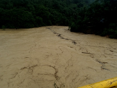 Nước tiếp tục lên nhanh, lại nguy cơ lũ quét ở Nghệ An - 2