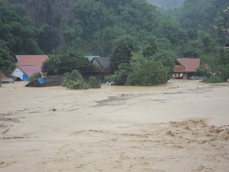 Nghệ An: Lũ quét cuốn trôi 17 căn nhà - 1