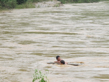 Mót gỗ giữa dòng thủy thần  - 2