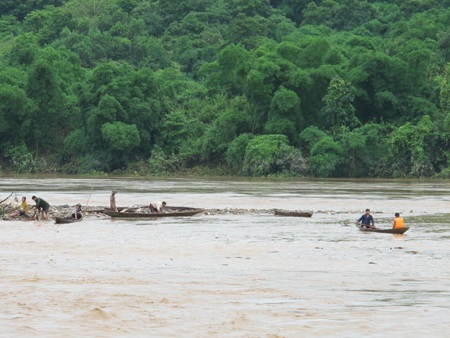 Mót gỗ giữa dòng thủy thần  - 3