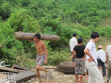 Mót gỗ giữa dòng thủy thần  - 10