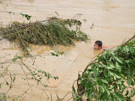 Mót gỗ giữa dòng thủy thần  - 5