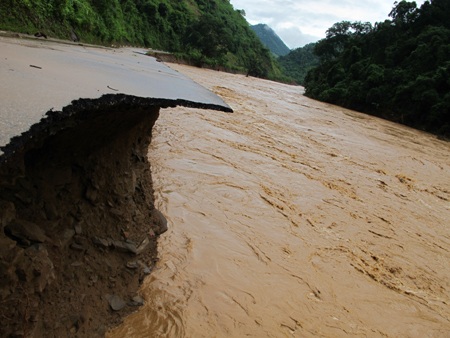 Kinh hoàng sông "nuốt" quốc lộ - 10