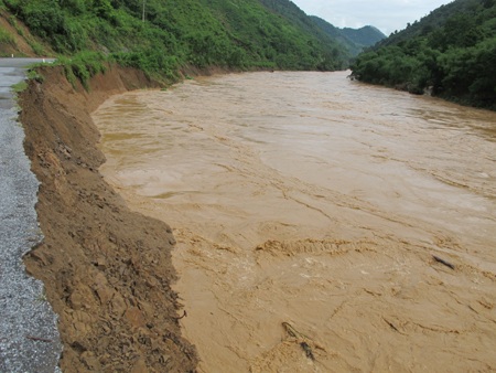 Kinh hoàng sông "nuốt" quốc lộ - 13