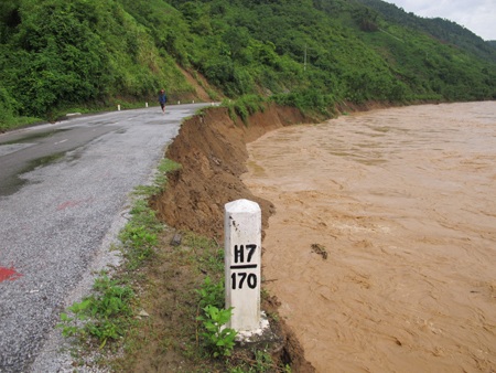 Kinh hoàng sông "nuốt" quốc lộ - 15