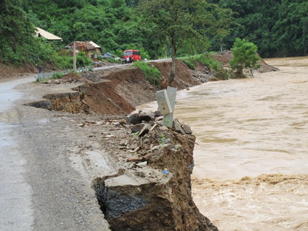 Kinh hoàng sông "nuốt" quốc lộ - 4