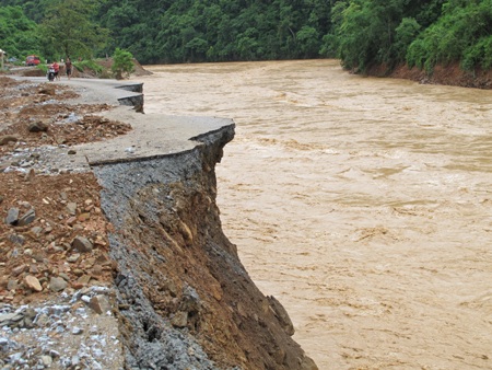 Kinh hoàng sông "nuốt" quốc lộ - 5