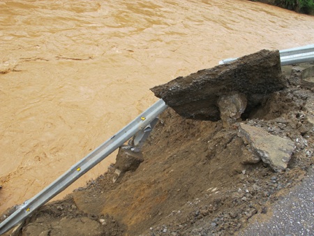 Kinh hoàng sông "nuốt" quốc lộ - 11