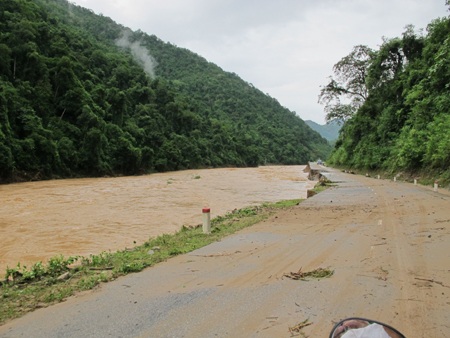 Kinh hoàng sông "nuốt" quốc lộ - 1