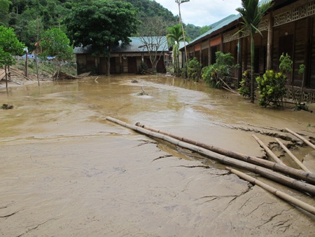 Ngổn ngang trường học ... khi cơn lũ đi qua  - 1