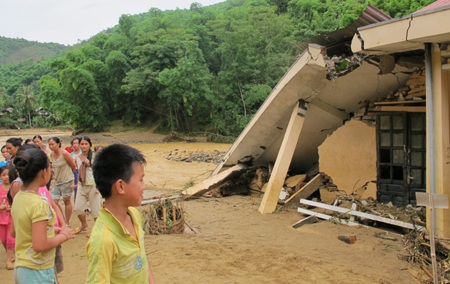Ngổn ngang trường học ... khi cơn lũ đi qua  - 7