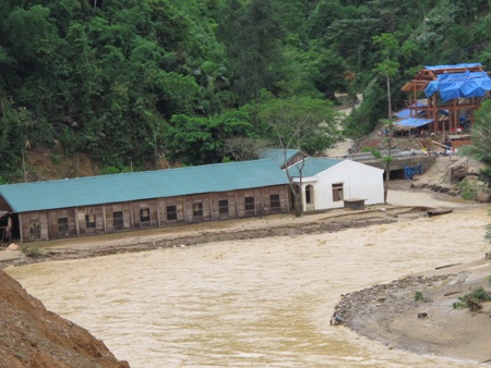 Tan hoang trường học sau cơn lũ đi qua  - 30