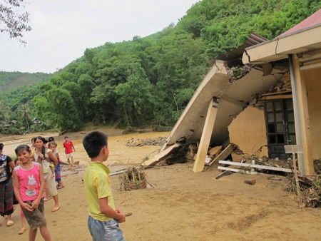 Tan hoang trường học sau cơn lũ đi qua  - 21