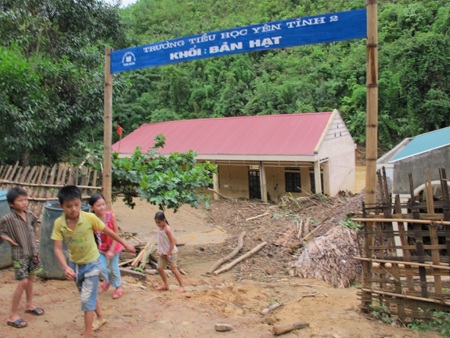 Tan hoang trường học sau cơn lũ đi qua - 29 Tan hoang trường học sau cơn lũ đi qua - 29
