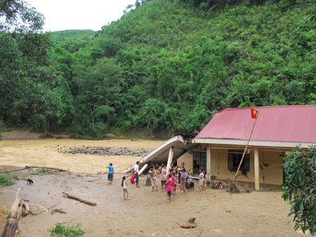 Tan hoang trường học sau cơn lũ đi qua - 19 Tan hoang trường học sau cơn lũ đi qua - 19