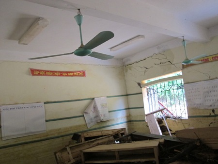 Tan hoang trường học sau cơn lũ đi qua - 28 Tan hoang trường học sau cơn lũ đi qua - 28
