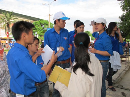 Bị khuyết tật, vẫn nhiệt tình tiếp sức mùa thi - 7