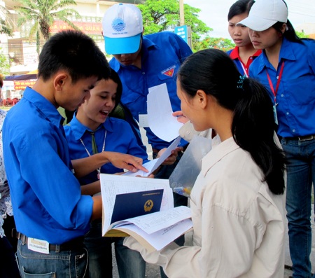 Bị khuyết tật, vẫn nhiệt tình tiếp sức mùa thi - 3