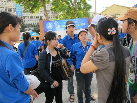 Bị khuyết tật, vẫn nhiệt tình tiếp sức mùa thi - 2