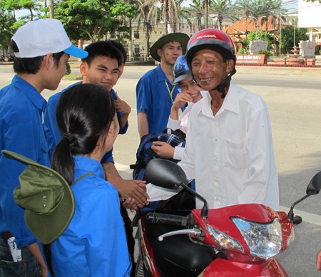 Bị khuyết tật, vẫn nhiệt tình tiếp sức mùa thi - 11