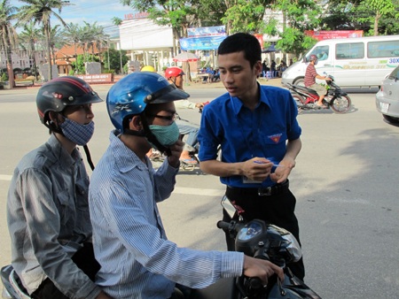 Bị khuyết tật, vẫn nhiệt tình tiếp sức mùa thi - 8