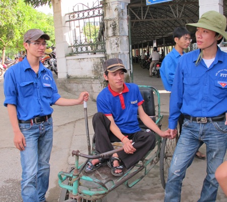 Bị khuyết tật, vẫn nhiệt tình tiếp sức mùa thi - 1